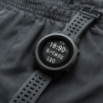 montre de sport posée sur short de course