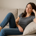 femme reposant jambe sur coussin