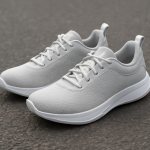 paire de baskets légères sur revêtement urbain