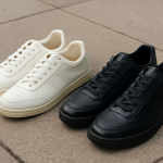 deux paires de baskets cote a cote sur trottoir
