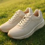 baskets posees sur pente herbeuse ensoleillee