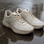 paire de baskets sur trottoir mouillé