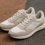 paire de baskets sur terrain mixte terre-bitume
