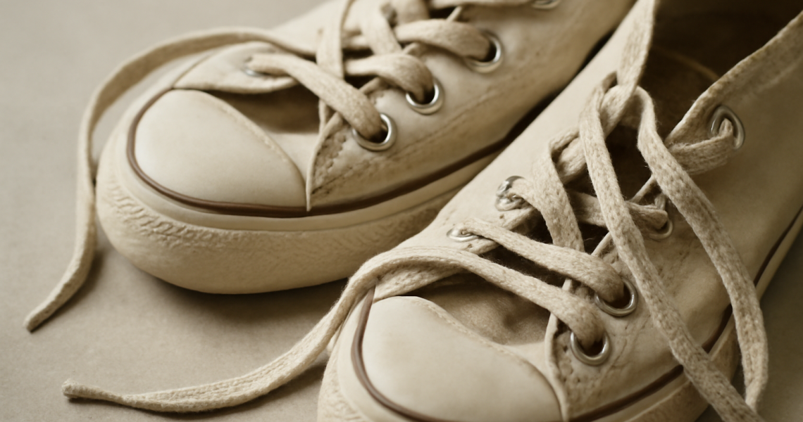 lacets de baskets en train de se defaire