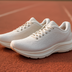 paire de baskets légères posées sur piste