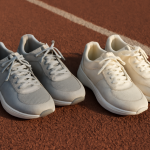 deux paires de baskets posees sur piste