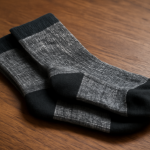 paire de chaussettes techniques pliees sur table en bois