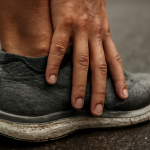 gros plan talon avec main dessus après jogging