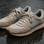 paire de baskets sur bitume mouillé