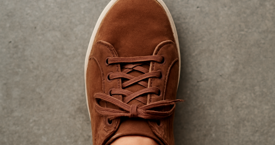 gros plan dessus du pied dans une chaussure