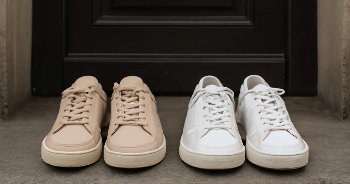 deux paires de baskets alignees a l'entree