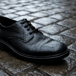 chaussure sur pave humide en rue