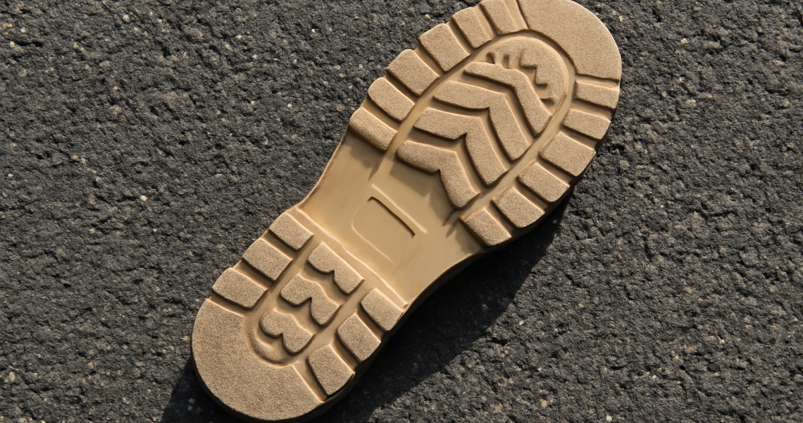 semelle de chaussure posée sur goudron